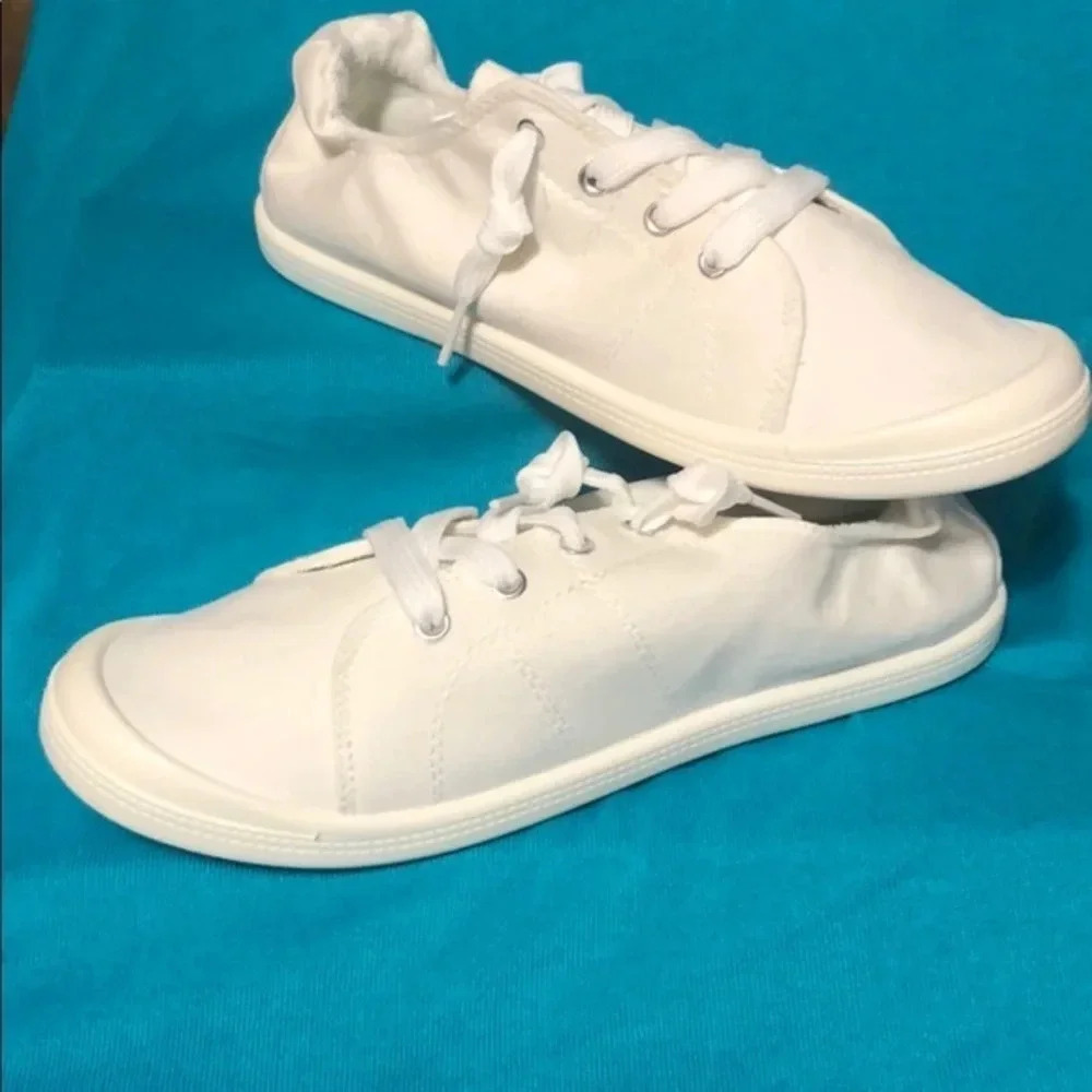 Boutique NWT Canvas sneaker white preppy minimalist